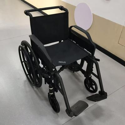 Silla de ruedas no magnética apta para uso seguro en salas de resonancia magnética