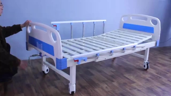 Un buen precio. sitio paciente de la función de 2150m m de hospital de las manivelas manuales 750m m multi de las camas 3 en línea